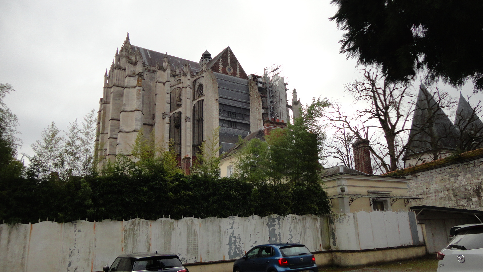BEAUVAIS AU PIED DE LA CATHEDRALE GRAND VOLUME